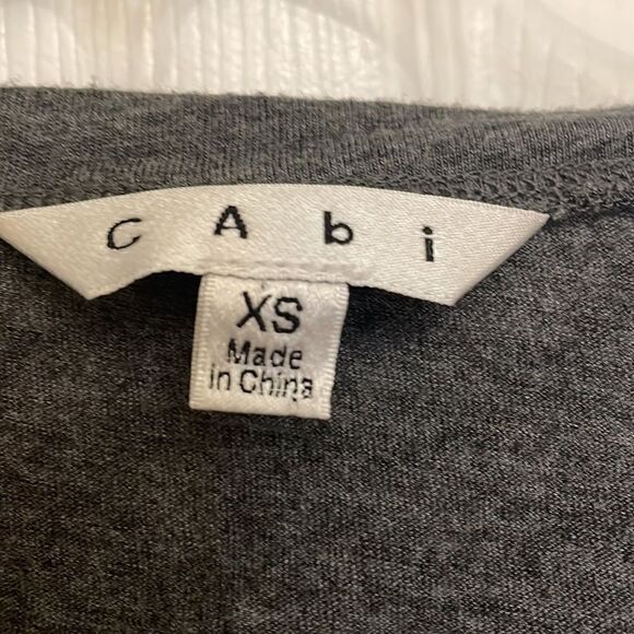 ✨CAbi #250 Gray Shark Bite Tunic Top - Picture 6 of 8